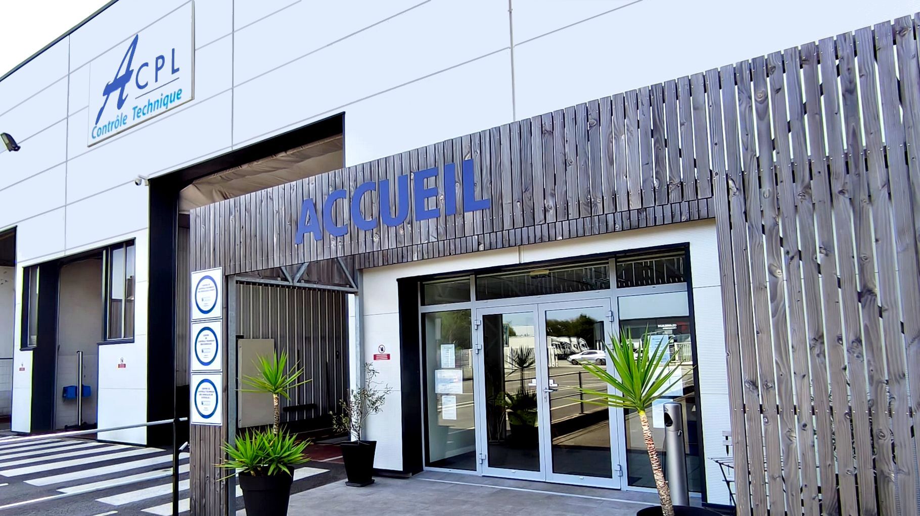 Façade et accueil du centre de contrôle technique ACPL à Caudan